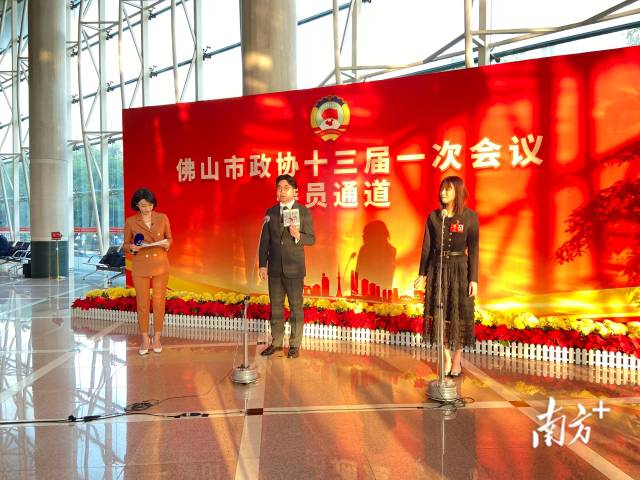 金沙娱乐城
政协委员、金沙娱乐城
青年商会秘书长李永浩，金沙娱乐城
政协委员、澳门三水青年协进会会长凌家珍围绕横琴和前海合作区建设的议题进行建言。 陈梦摄