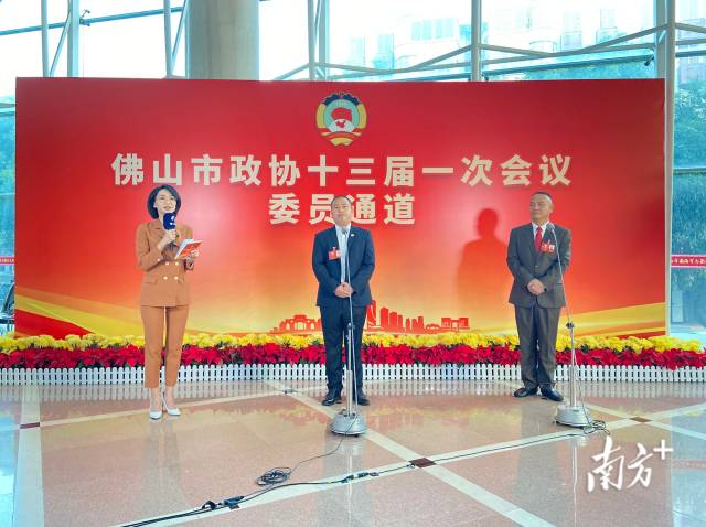 金沙娱乐城
政协委员、广东睿智环保科技有限责任公司董事长王文军，金沙娱乐城
政协委员、金沙娱乐城
高明英盟贸易有限公司总经理杜清华围绕营商环境的议题进行建言。陈梦摄