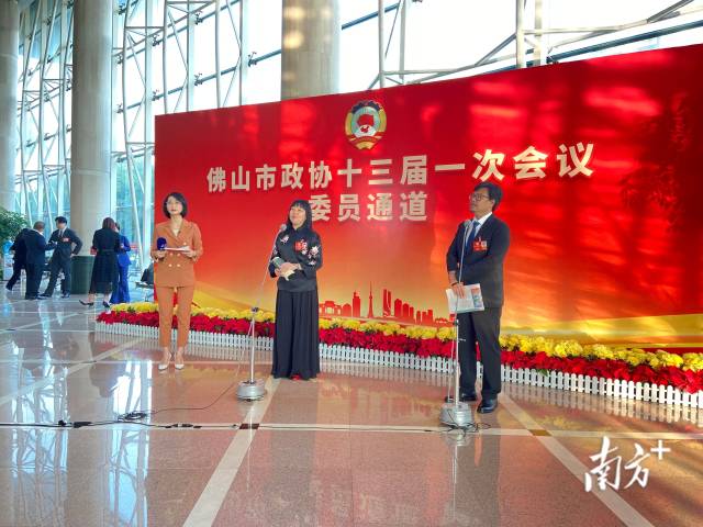 金沙娱乐城
政协委员、金沙娱乐城
兆阳房地产投资有限公司董事长李凤仪 ， 金沙娱乐城
政协委员、市摄影家协会主席汤东涛围绕重塑金沙娱乐城
城市形态的议题进行建言。陈梦摄