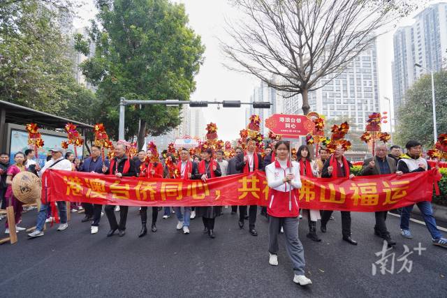 2025元宵公益慈善文化人人行巡游现场。戴嘉信 摄