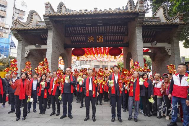 2025元宵公益慈善文化人人行巡游现场。戴嘉信 摄