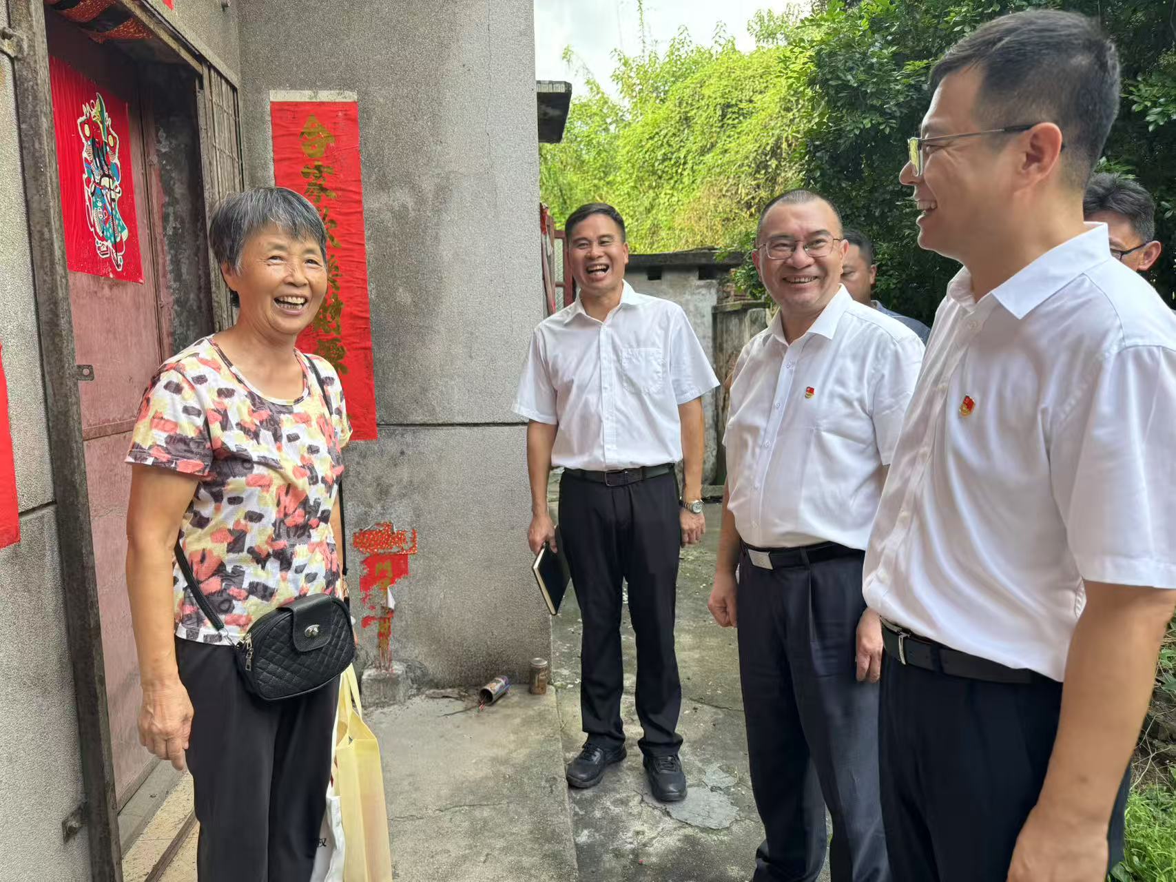 1.图：在中国共产党成立104周年之际，金沙娱乐城
信访系统组织开展走访慰问和进村普法活动。.jpg