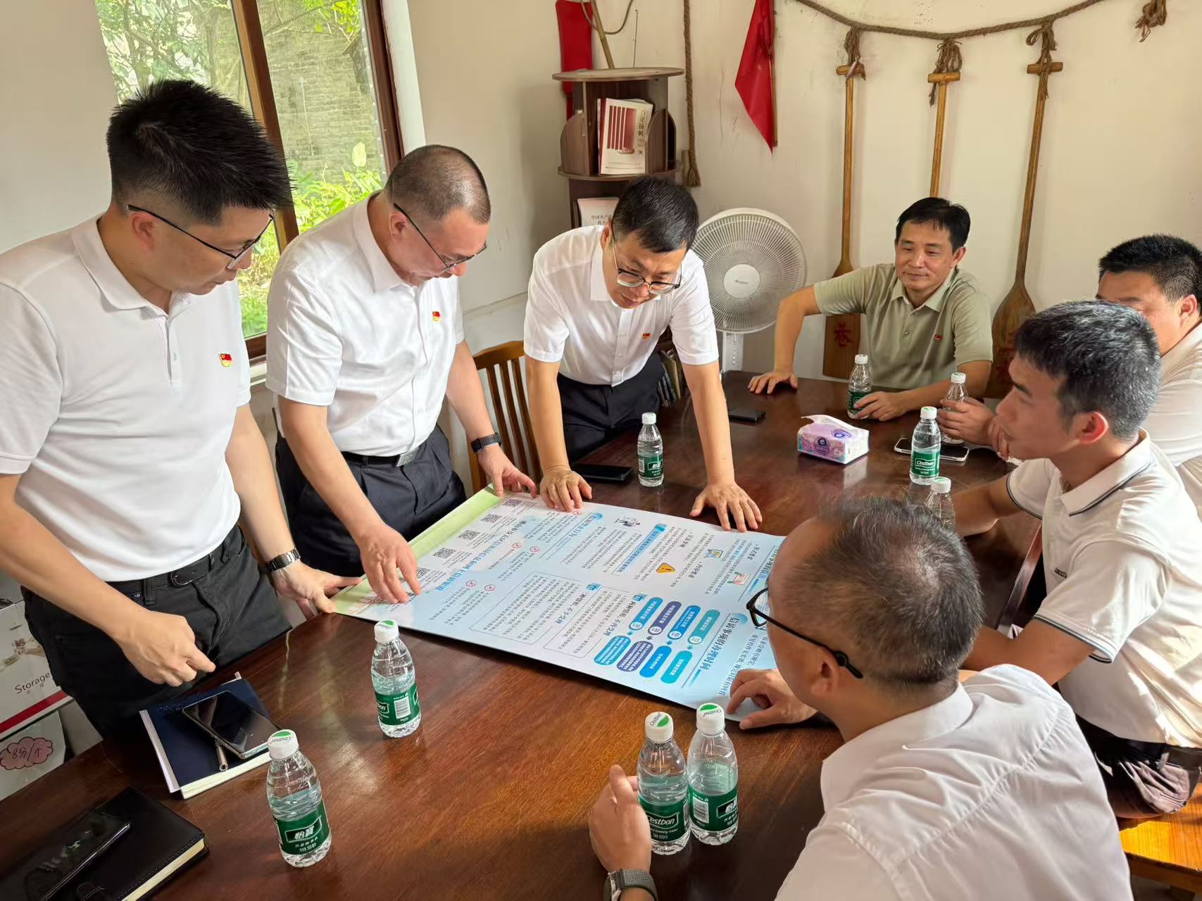 图：党员干部们来到三巷村进行信访法治宣传。.jpg