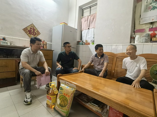 2025-06-27党组成员、总审计师龙遨海“七一”走访慰问南海里水赤山村老党员李松礼02.jpg