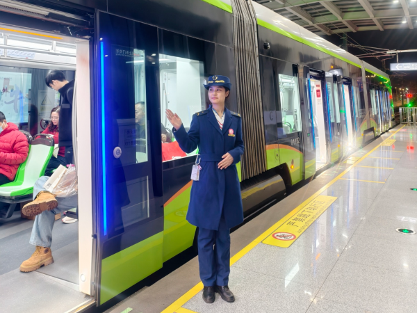 20250129+何樱芝在站台接发列车+储敏琪摄.jpg