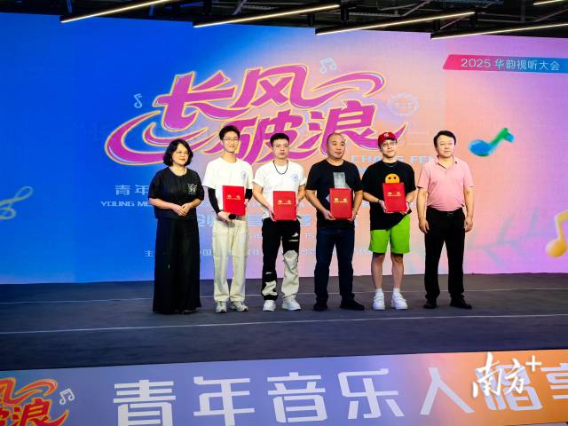 现场为导师颁发聘书。 刘明 摄